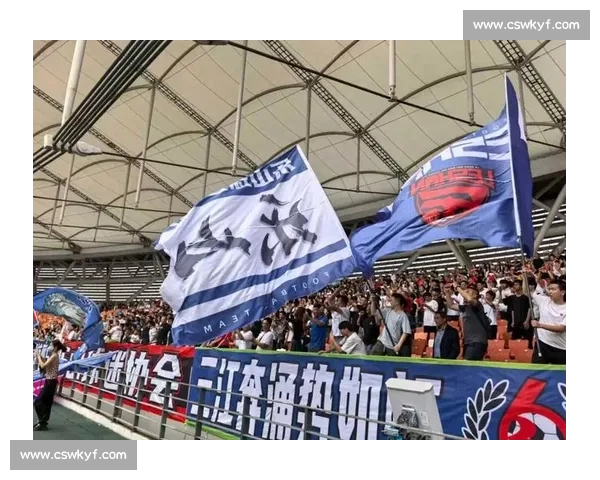 川超热身赛:呐喊与鞠躬间的双向奔赴 川超热身赛:呐喊与鞠躬间的双向奔赴