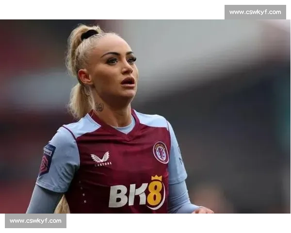 尤文女足艾丽莎 - 莱曼晒比基尼照：阳光沙滩尽显冠军风采