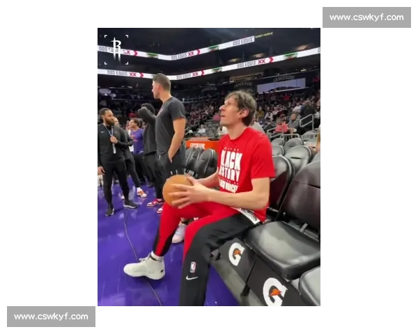 荒诞！世俱杯中断两小时，球员骑单车热身引球迷质疑：世界杯要变健身房？